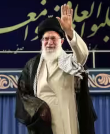 hamaney-guvenli-bolgeye-nakledildi-1772266776