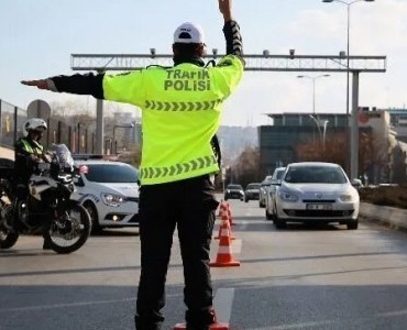 resmi-gazete-de-yayimlandi-trafik-cezalarinda-yeni-donem-basladi-1772171987
