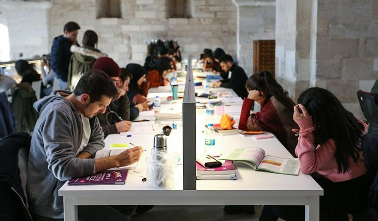universite-egitimi-yarida-kalanlar-icin-ogrenci-affi-hazirligi-basladi-1772103006