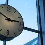 abd-de-yaz-saati-uygulamasi-basladi-borsanin-acilis-saati-degisti-1772992980