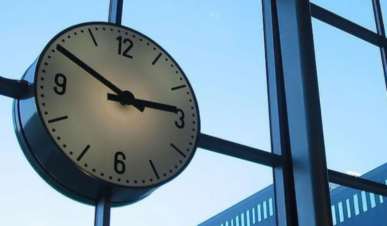 abd-de-yaz-saati-uygulamasi-basladi-borsanin-acilis-saati-degisti-1772992980