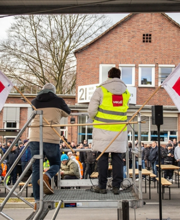 almanya-da-toplu-tasima-calisanlarindan-uyari-grevi-karari-1773671156