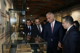 bakan-ersoy-duyurdu-calinan-tarihi-iznik-cinileri-turkiye-ye-iade-edildi-1773738492