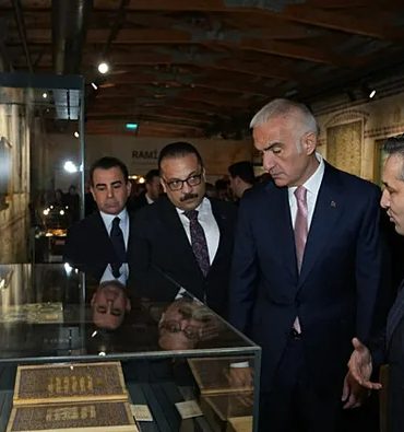 bakan-ersoy-duyurdu-calinan-tarihi-iznik-cinileri-turkiye-ye-iade-edildi-1773738492