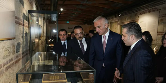 İznik çinileri Türkiye’ye geri döndü, Bakan Ersoy açıkladı