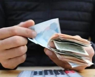 buro-memur-sen-iki-ayda-alinan-zammin-ucte-ikisi-eridi-1772783748