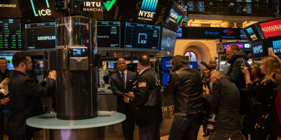 Dow Jones ve Nasdaq güne düşüşle başladı