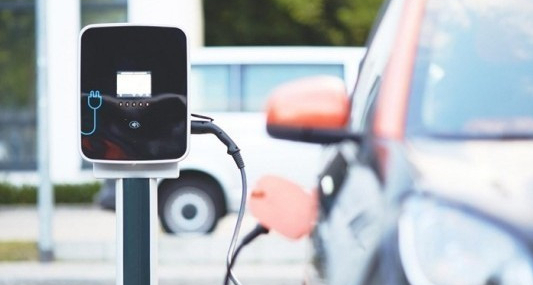 Elektrikli araçlar günlük petrol tüketimini 1,7 milyon varil düşürdü
