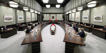 kabine-yogun-gundemle-toplandi-iste-masadaki-basliklar-1774357526