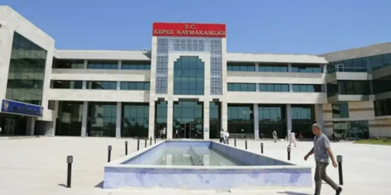 Kepez Kaymakamlık binasında silah sesleri yankılandı