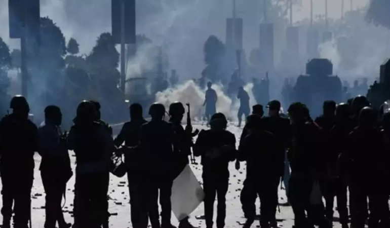 pakistan-da-ordu-sokaga-indi-sokaga-cikma-yasagi-ilan-edildi-1772461916