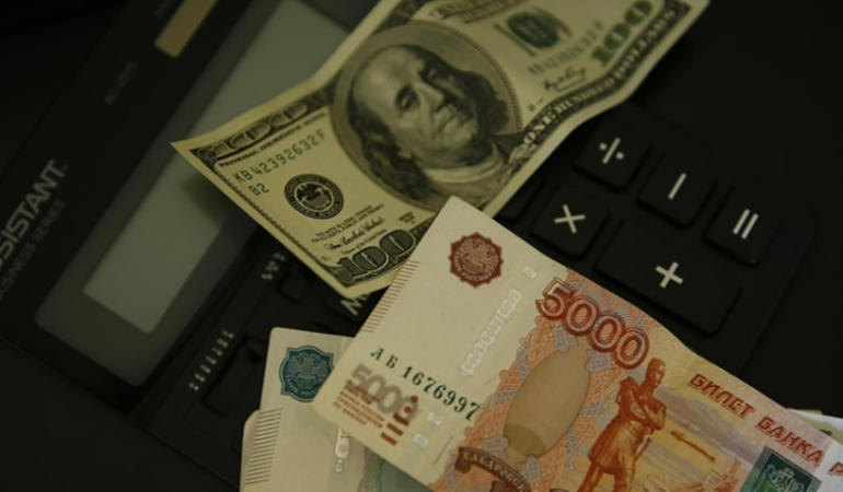 rusya-merkez-bankasi-nakit-doviz-cekim-kisitlamasini-uzatti-1772796043