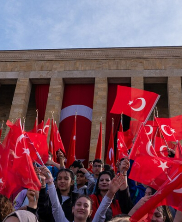 ataturk-un-cocuklara-armagani-23-nisan-nasil-cocuk-bayrami-oldu-1776925106