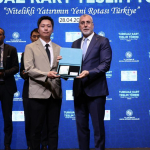 turkiye-ye-yatirim-yapan-22-firmaya-turkuaz-kart-verildi-1777539379