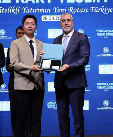 turkiye-ye-yatirim-yapan-22-firmaya-turkuaz-kart-verildi-1777539379