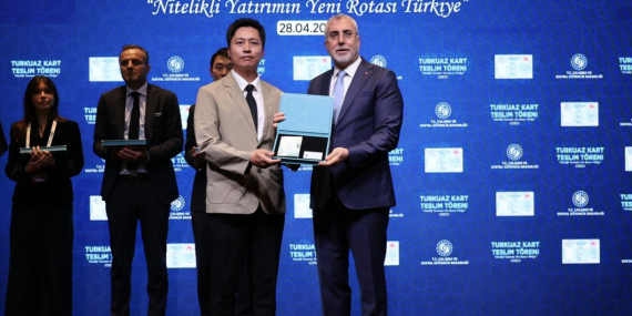 Türkiye’ye yatırım yapan 22 firmaya Turkuaz Kart verildi
