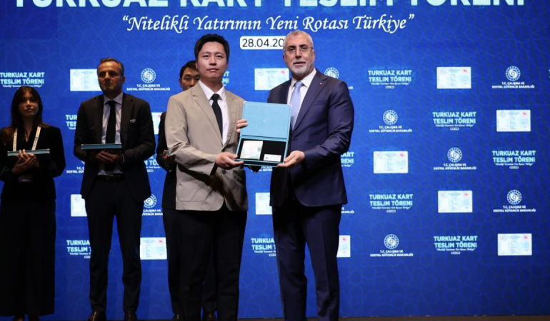 turkiye-ye-yatirim-yapan-22-firmaya-turkuaz-kart-verildi-1777539379