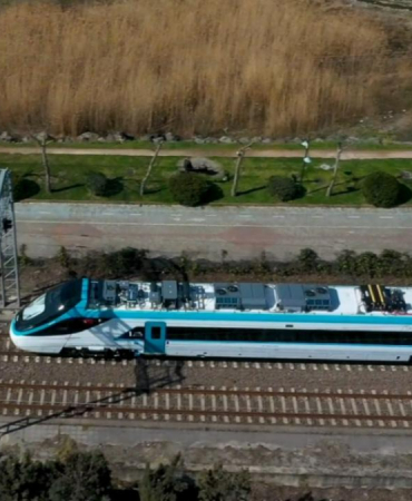 uraloglu-duyurdu-turkiye-nin-ilk-hizli-treni-saatte-225-kilometre-hiza-ulasti-1777038668
