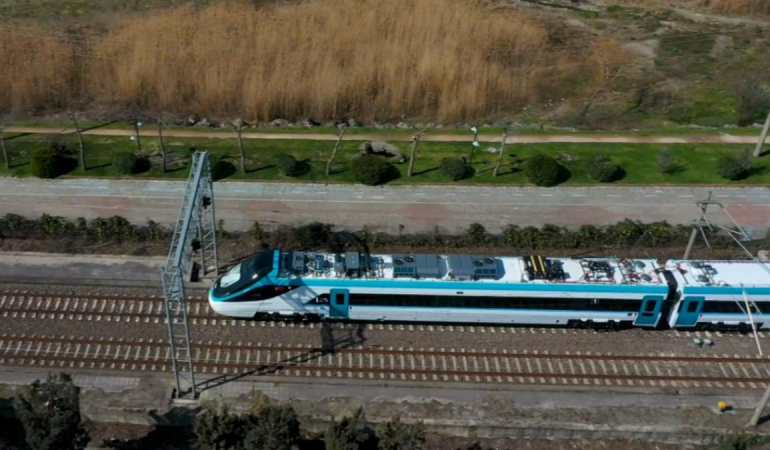 uraloglu-duyurdu-turkiye-nin-ilk-hizli-treni-saatte-225-kilometre-hiza-ulasti-1777038668