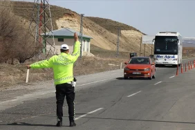 bayramda-izinsiz-calisan-polislere-bir-maas-ikramiye-cagrisi-1780130178