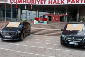 chp-genel-merkezi-onunde-luks-makam-araclari-satisa-cikarildi-1779900286