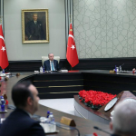 kabine-iki-haftalik-aranin-ardindan-toplaniyor-iste-masadaki-basliklar-1777874099