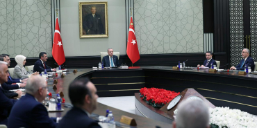 kabine-iki-haftalik-aranin-ardindan-toplaniyor-iste-masadaki-basliklar-1777874099