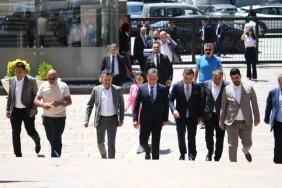 chp-de-olaganustu-kurultay-icin-833-delegenin-imzasi-genel-merkez-e-goturuldu-1781689367