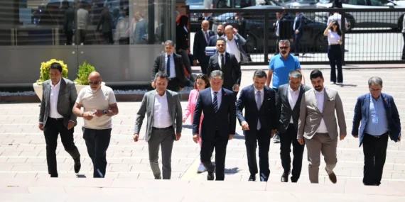 CHP’de olağanüstü kurultay için 833 imza sunuldu