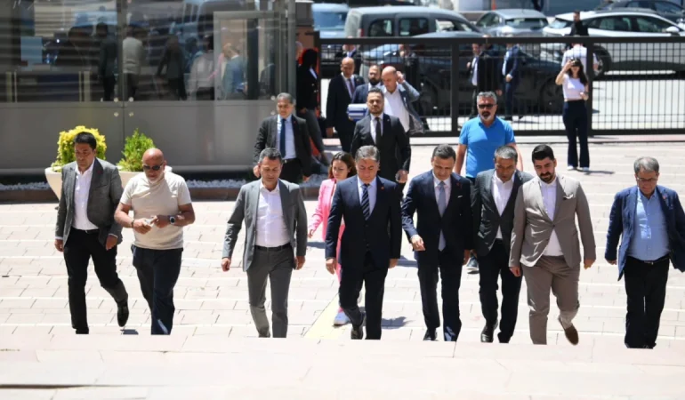chp-de-olaganustu-kurultay-icin-833-delegenin-imzasi-genel-merkez-e-goturuldu-1781689367