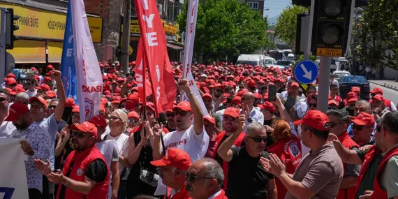 İzmir Büyükşehir işçileri greve gitti