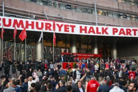 kurultay-icin-yeni-hamle-ozgur-ozel-ve-ekibi-pm-den-istifa-etti-1781164862