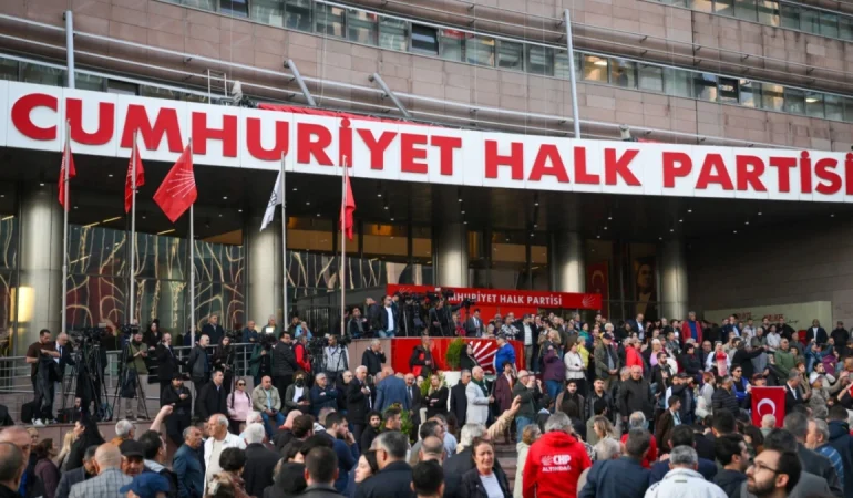 kurultay-icin-yeni-hamle-ozgur-ozel-ve-ekibi-pm-den-istifa-etti-1781164862