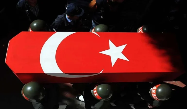 van-da-askeri-arac-kaza-yapti-uzman-cavus-samet-karabulut-sehit-oldu-1782207835