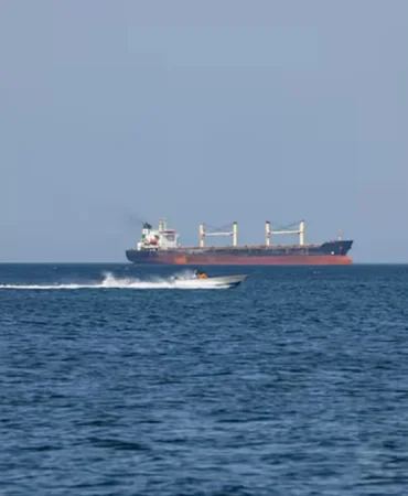 hurmuz-de-gemi-trafigi-uc-haftanin-en-dusuk-seviyesine-indi-1784289467