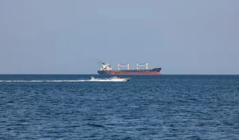 hurmuz-de-gemi-trafigi-uc-haftanin-en-dusuk-seviyesine-indi-1784289467